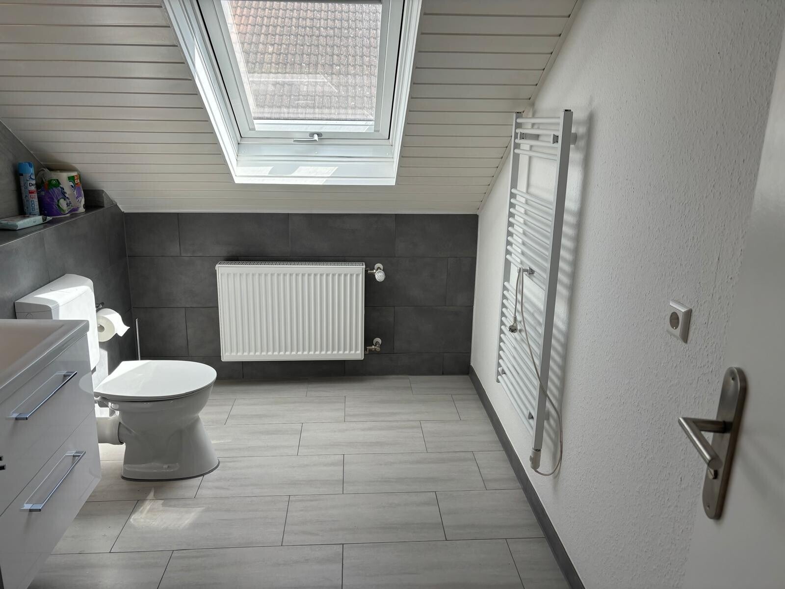 Renoviertes Badezimmer mit Fliesen